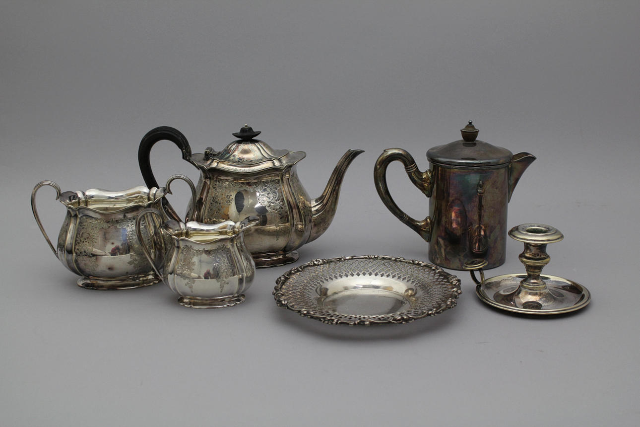 Parti nysilver, (7) Bl a Tekanna, gräddkanna samt sockerskål i rokokostil. Dekor av blommor, etc.