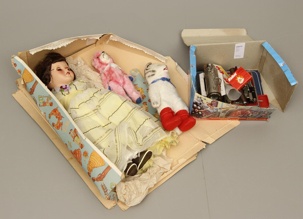 PARTI LEKSAKER, 4 delar, bl.a. ångmaskin Wilesco.