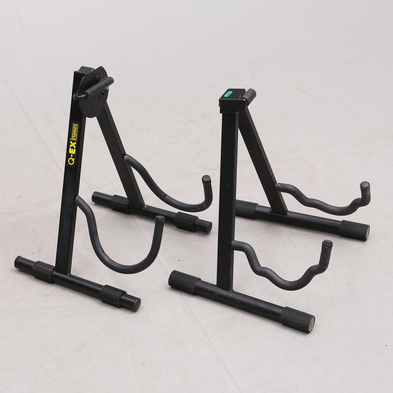 Gitarrenständer, 2 Stück, Q-ex und Bespeco.