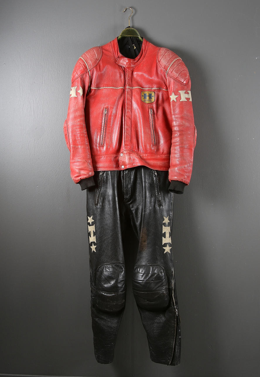 SKINNSTÄLL samt RYGGSKYDD, Halvarssons AB, Malung, Sweden. 1960-tal.