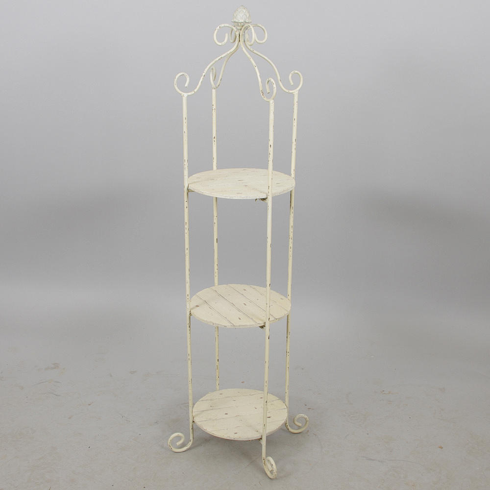 HYLLA, vitmålad smide med trähyllor.