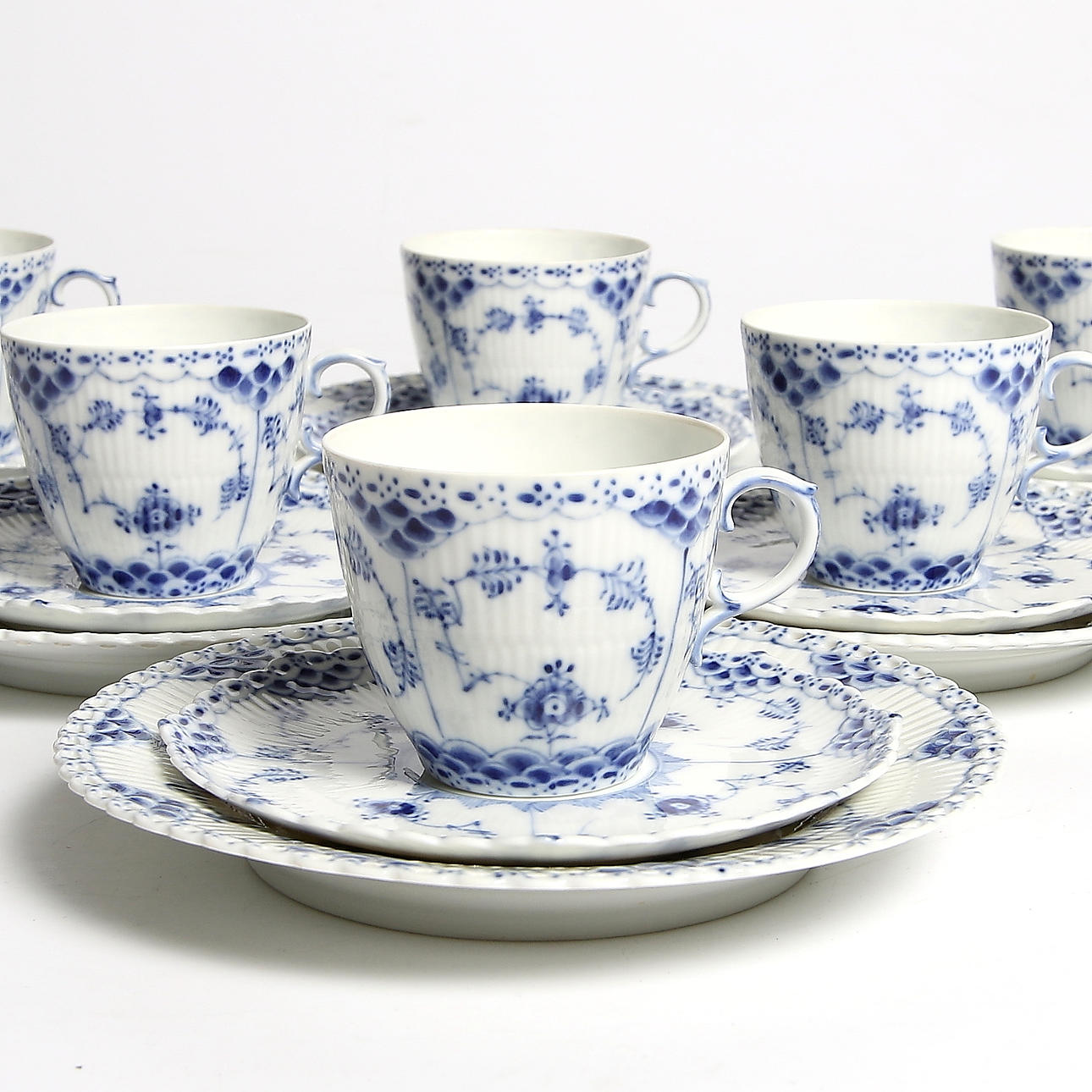 KAFFESERVIS, 18 delar, porslin. "Musselmalet", helblond, Royal Copenhagen.