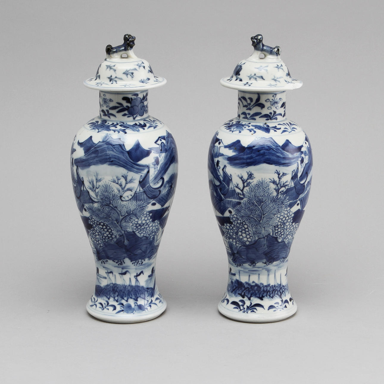 LOCKURNOR, ett par, porslin, Kina, 1800-tal.