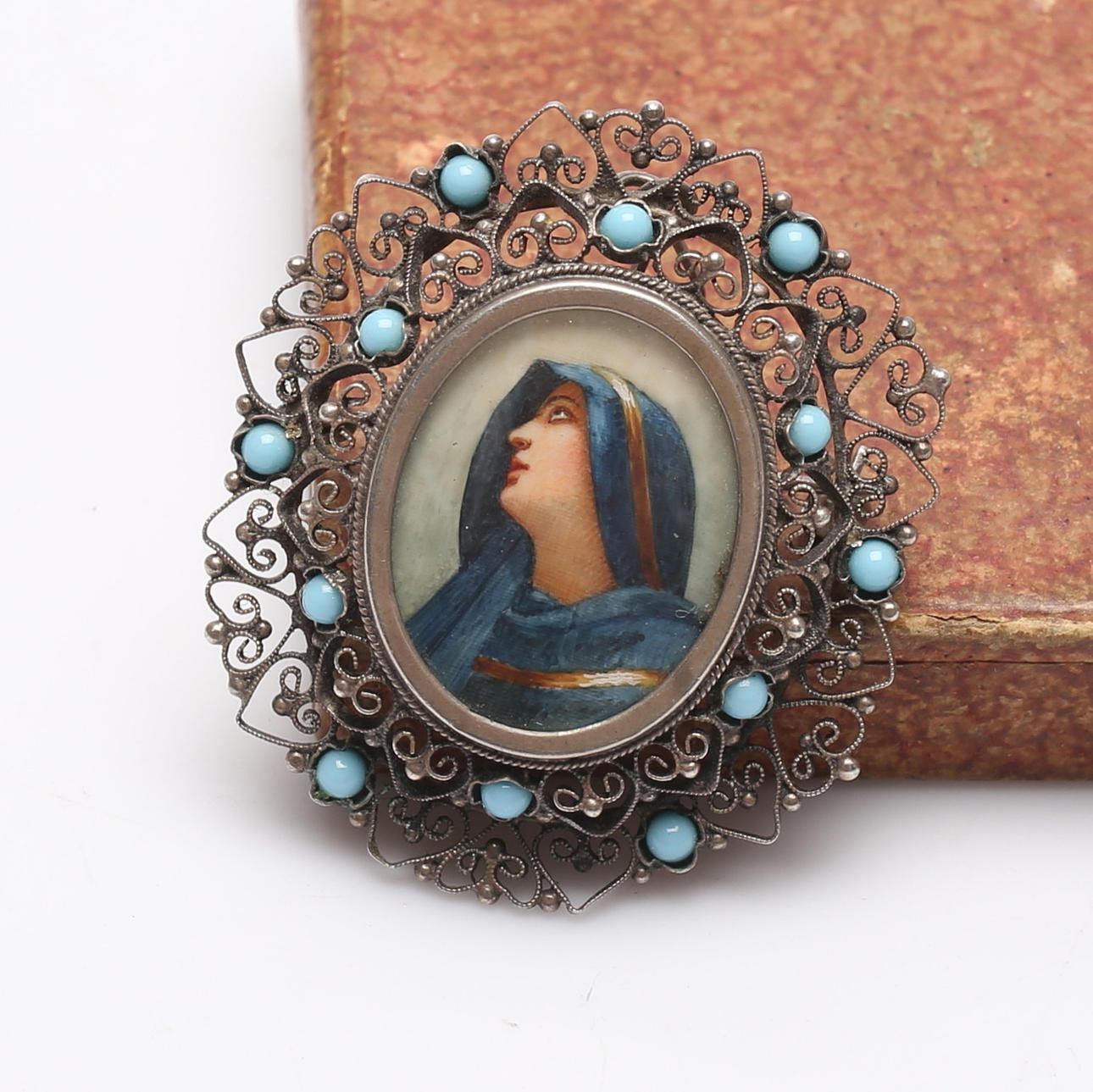 BROSCH, silver med Madonnabild.