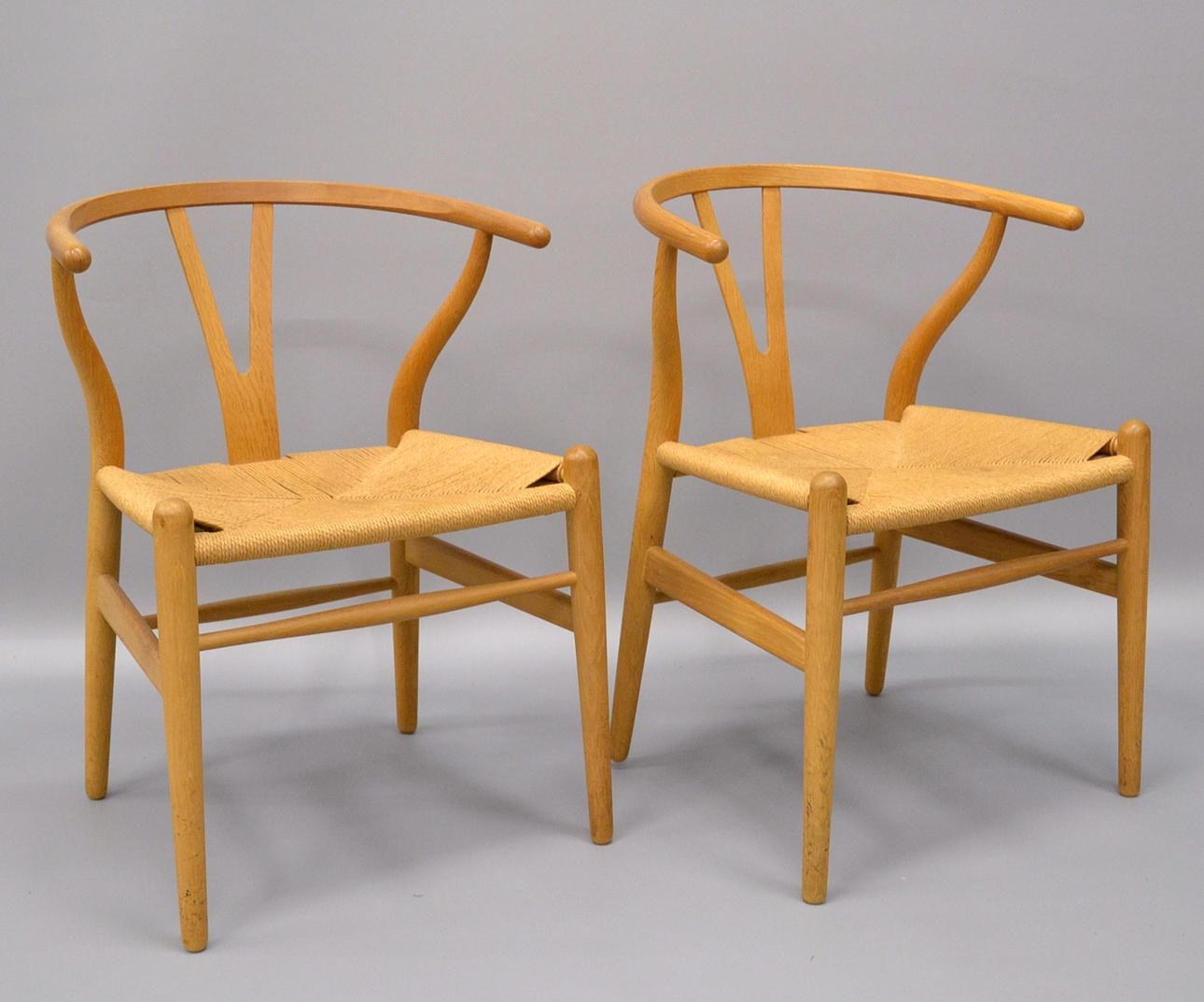 HANS J. WEGNER. Två CH-24 Länkarm Stolar.