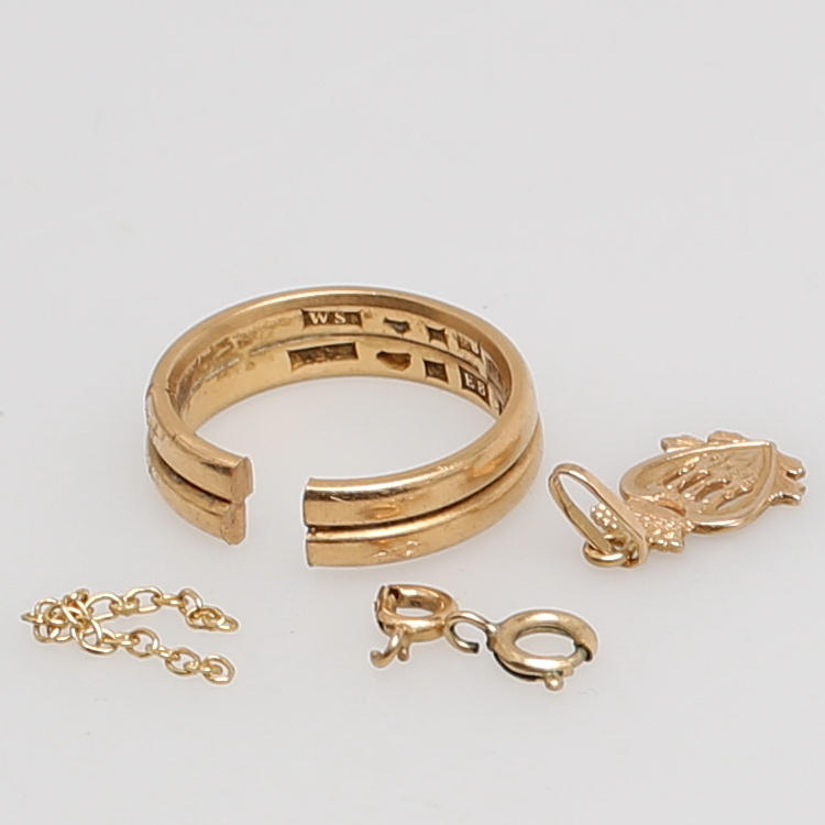 PARTI GULD, hänge samt ring i 18 karat gulguld, totalt vikt 9 gram.