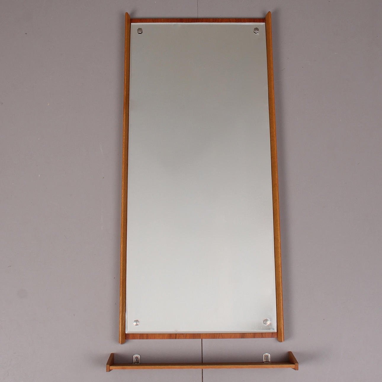 SPEGEL, samt hyllplan, teak och ek, Johansfors spegelfabrik, Broakulla.