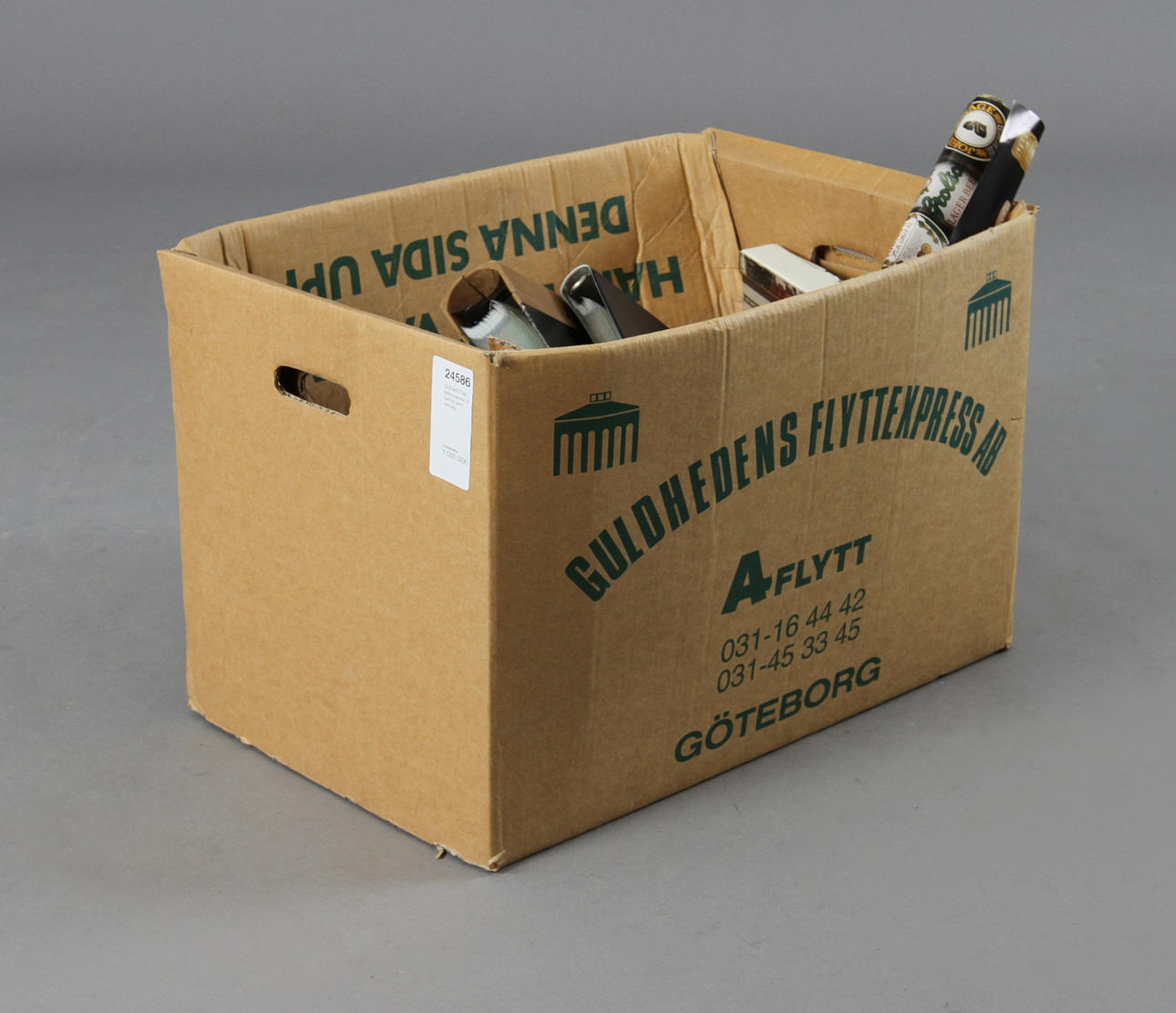 ÖLETIKETTER, äldre svenska, 3 pärmar samt kartong.