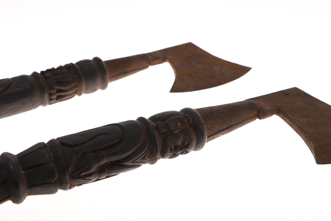 A PAIR OF TRIBAL AXES. Weapons & Militaria - Edged weapons - Auctionet