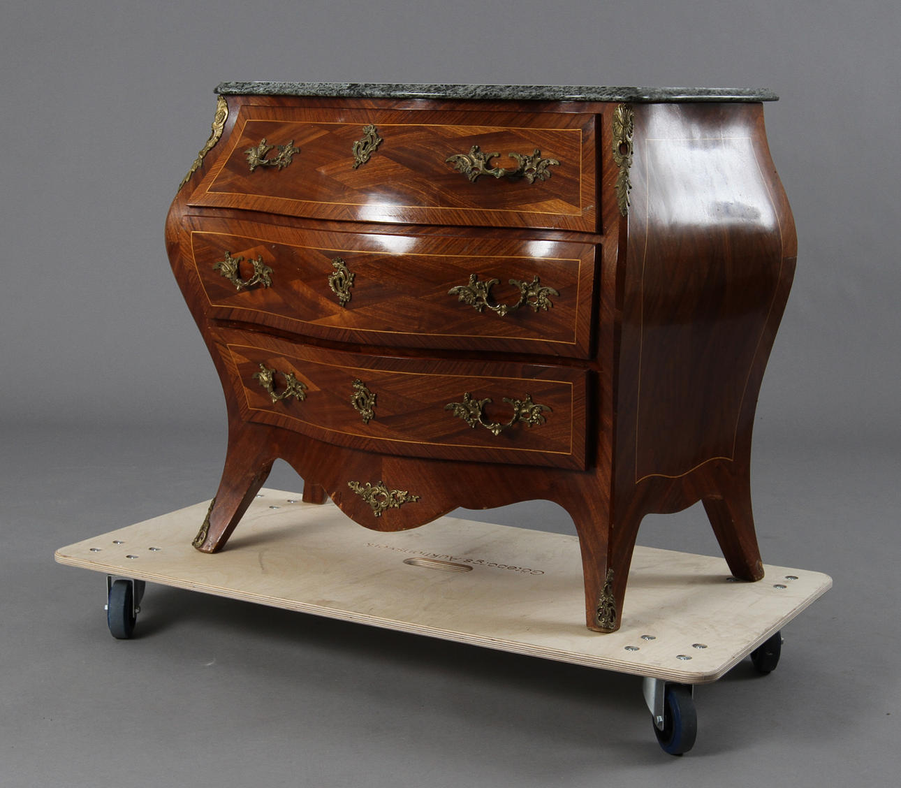 BYRÅ, rokokostil, 1900-tal.