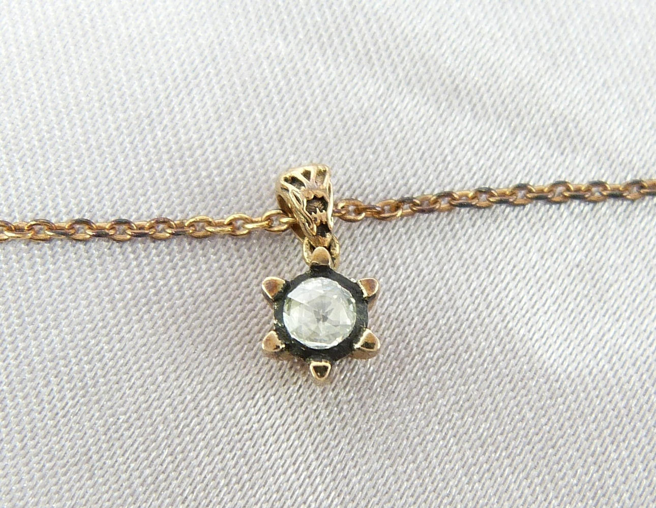 DIAMANT mit Diamanten im Rosenschliff.