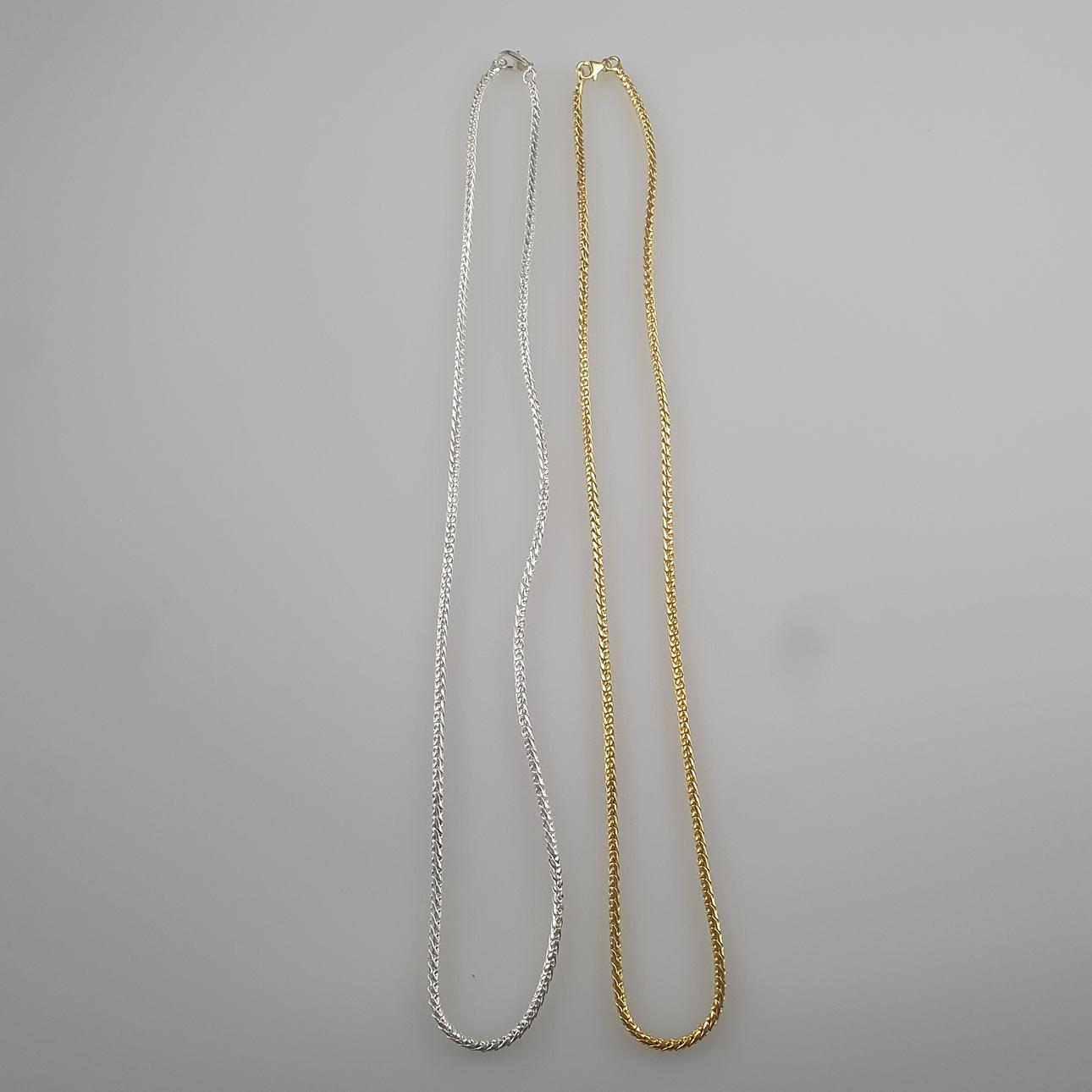 - TVÅ STERLING SILVER KEDJOR.