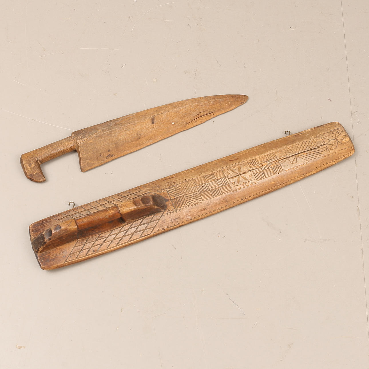 COMMON OBJECTS, 2 pieces, wood, 19th century.