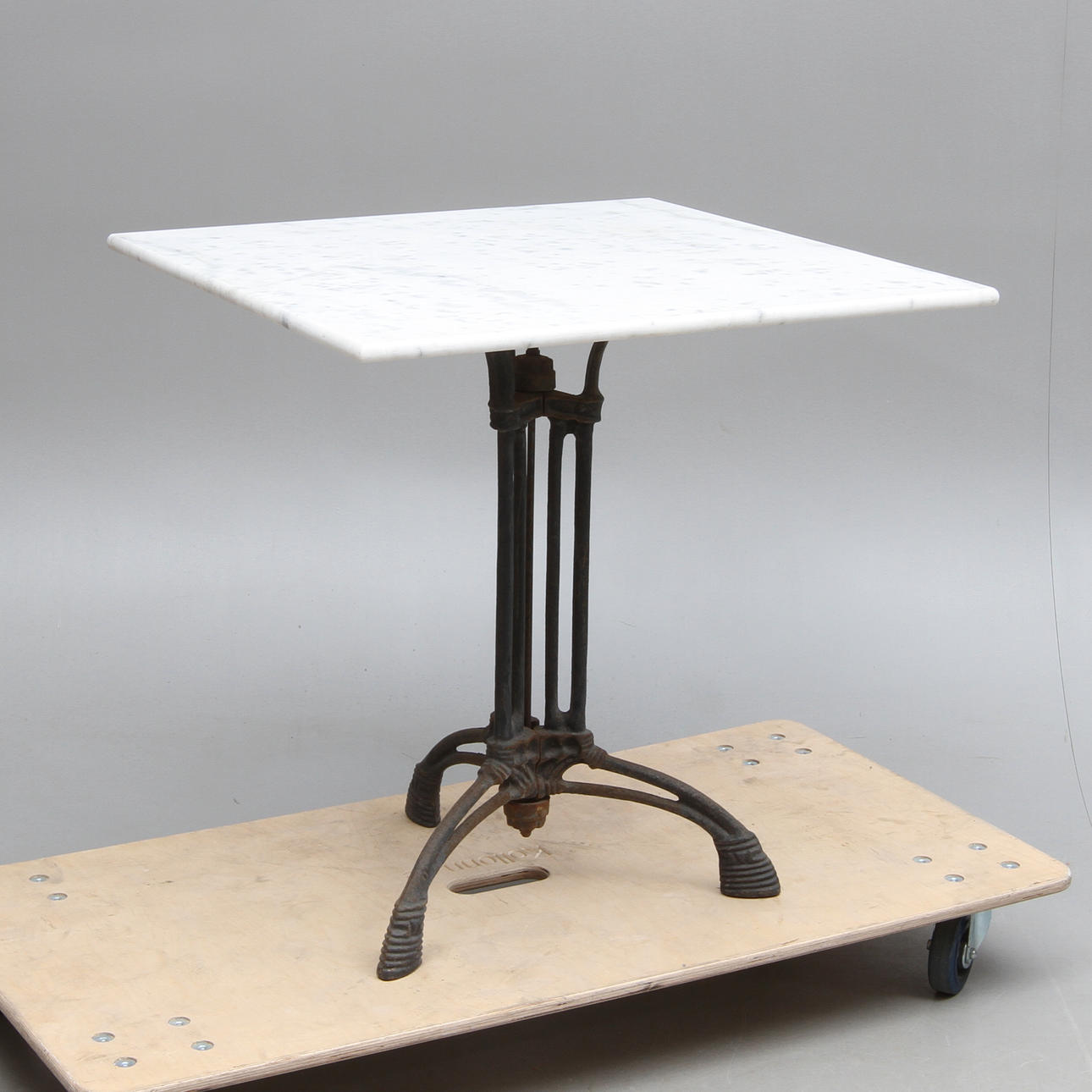 BORD med stenskiva, gjutjärnsunderrede, 1900-tal.
