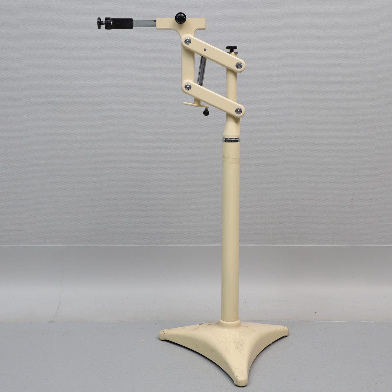 STAND / OPTISK INSTRUMENT, metal, 20. århundrede.