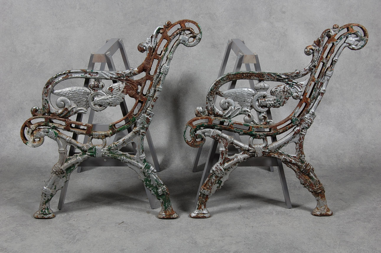 GJUTJÄRNSGAVLAR, 1 par, Bolinder, Stockholm, med SJ emblem.