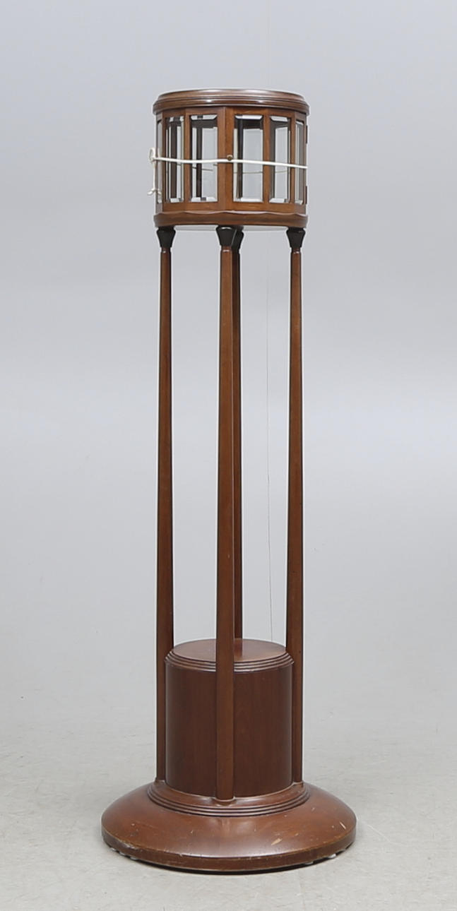 PIEDESTAL, 1900-talets första hälft.