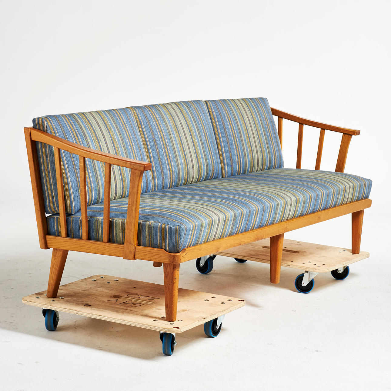 CARL MALMSTEN. Sofa, "Visingsö", stel af egetræ, blåstribet tekstilbetræk.