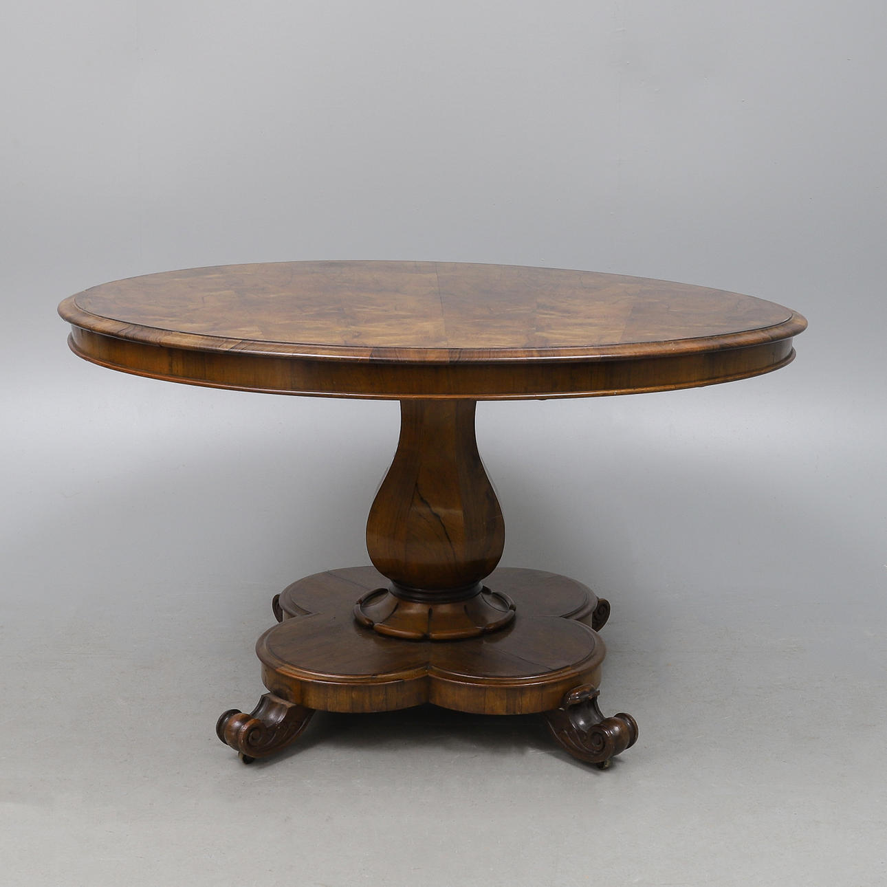 AN EARLY VICTORIAN ROSEWOOD CIRCULAR DINING OR CENTRE TABLE.