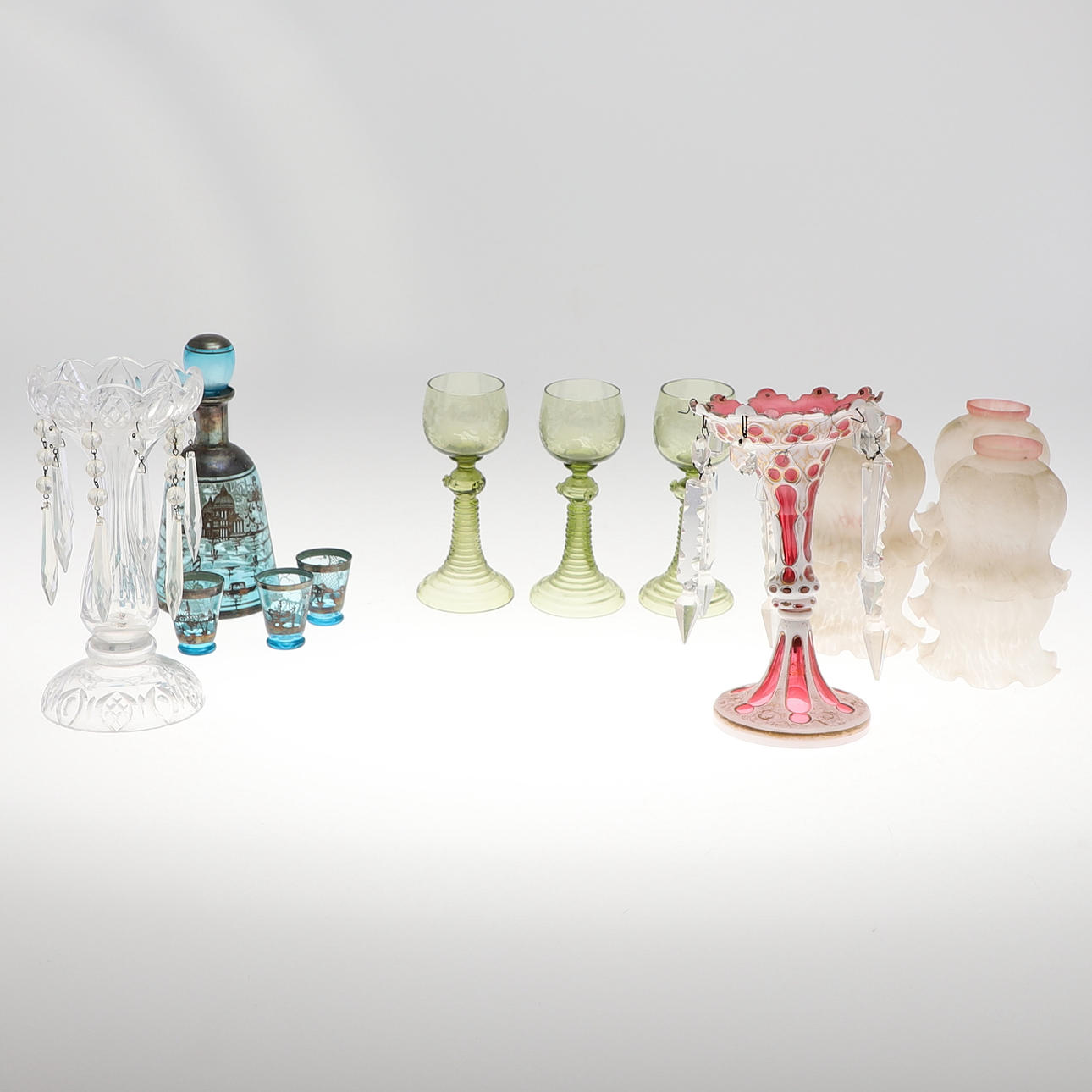 TVÅ SMÅ VIKTORIANSKA GLASBORD LYSTER.