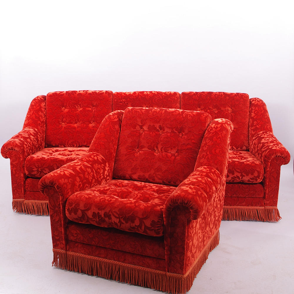 SOFFA SAMT FÅTÖLJ, skulpterad röd plysch.