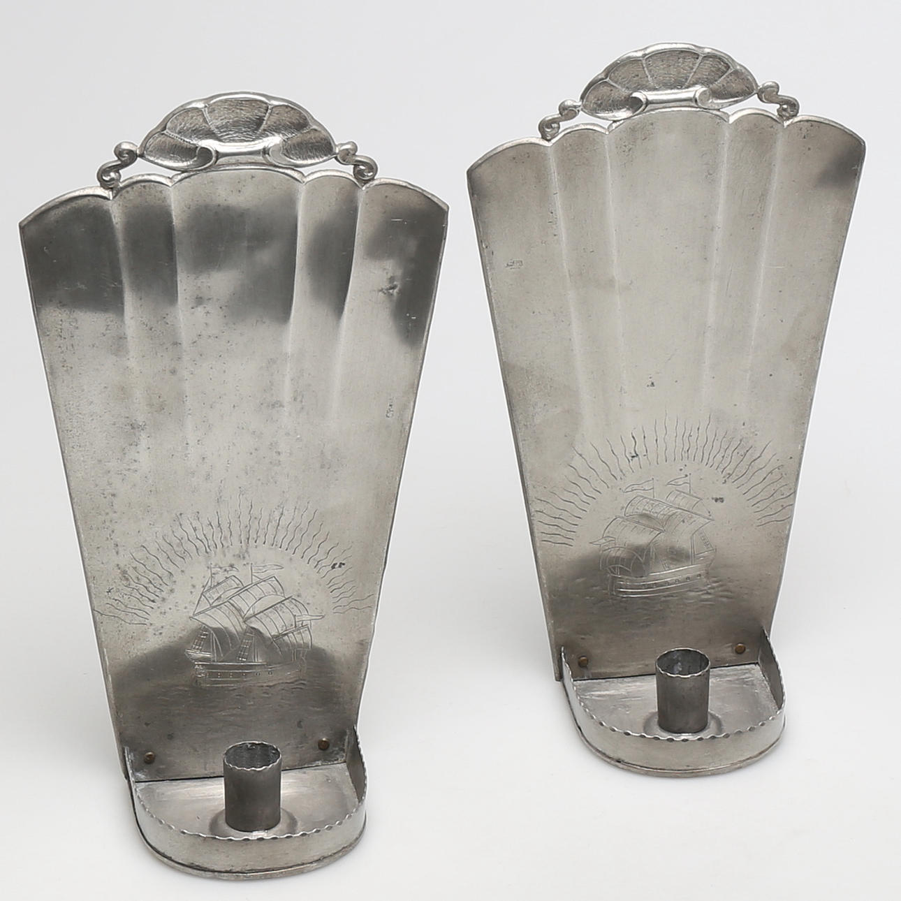 VÄGGLAMPETTER i tenn, ett par, dekor av skepp, 1930/40-tal.