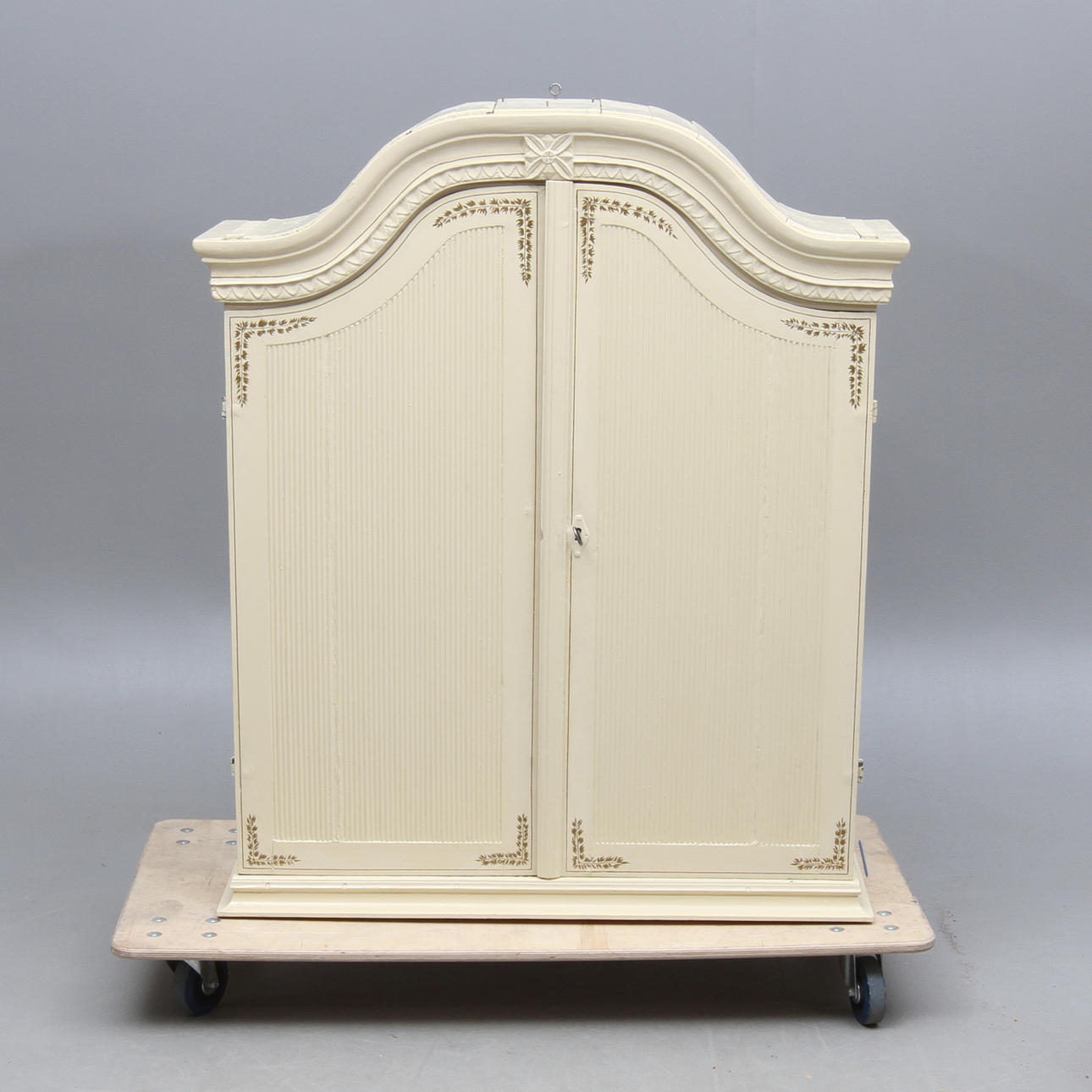 ÖVERSKÅP, gustavianskt provinsarbete, 1800-tal.