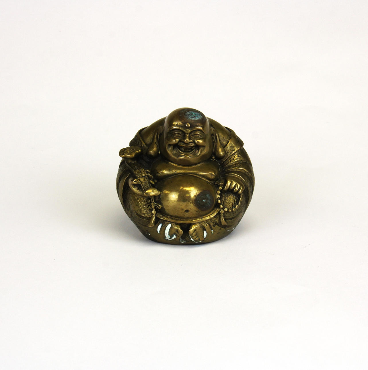 LITEN BRONS SKRATTANDE BUDDHA FIGUR.