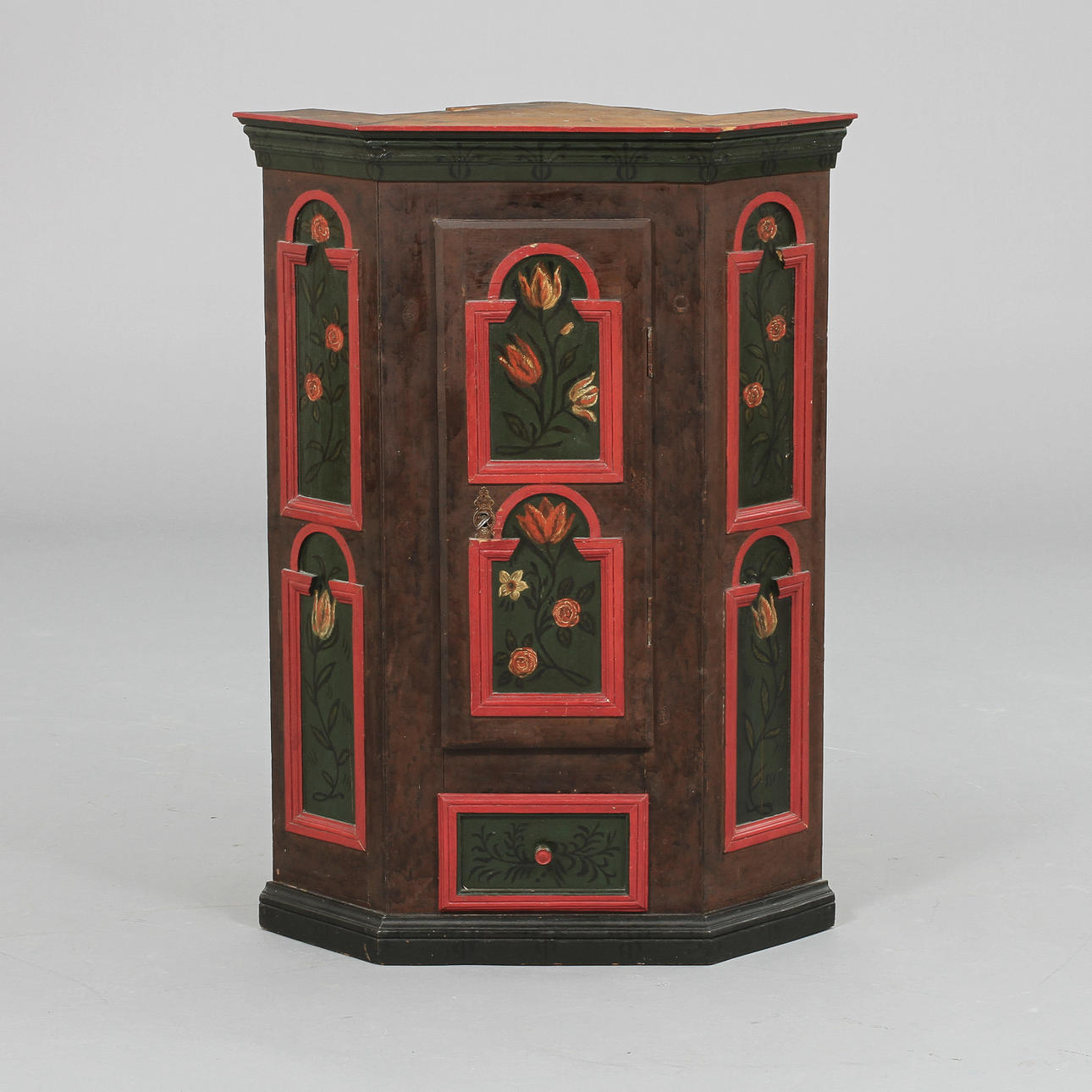 HÖRNSKÅP, allmoge, omkring 1900.