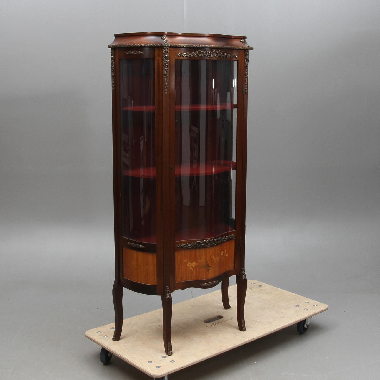 VITRINSKÅP, 1900-tal.