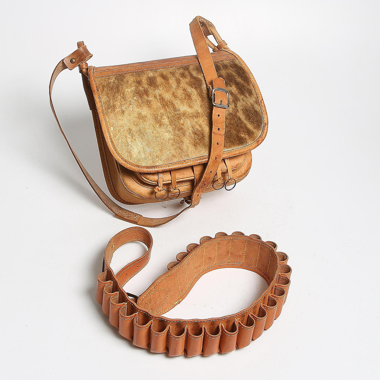 JAKTVÄSKA, samt PATRONBÄLTE, 2 delar. 1900-talets andra hälft.