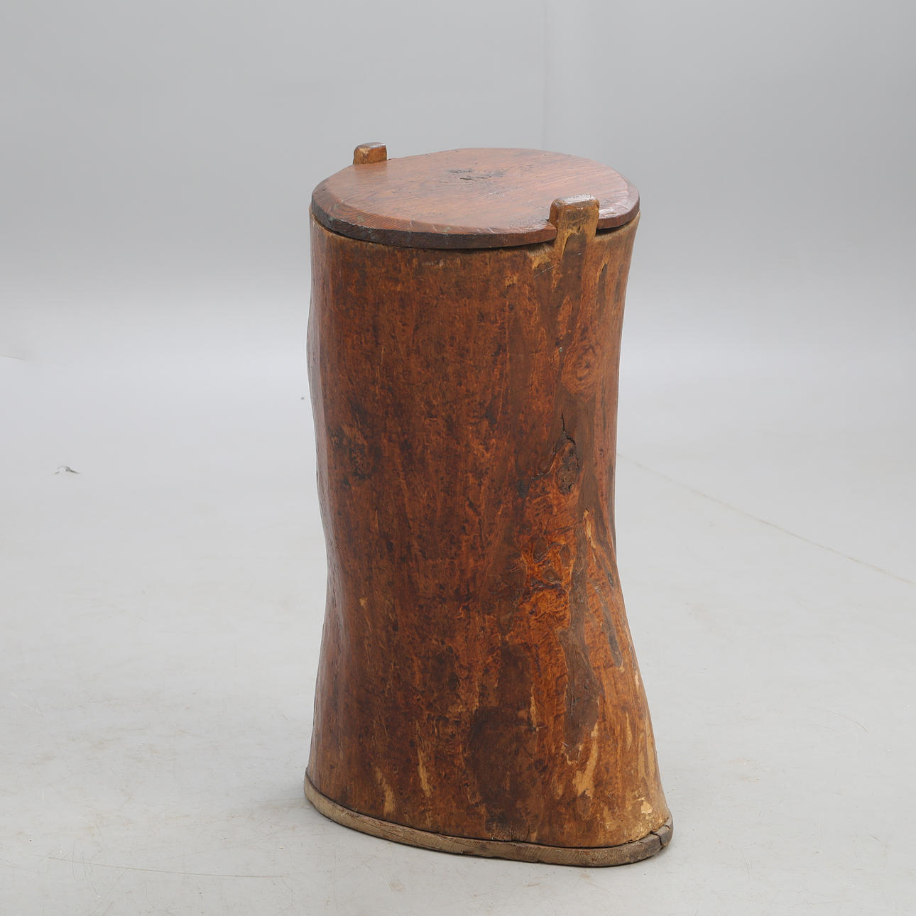 OPBEVARING i form af en udhulet stub.