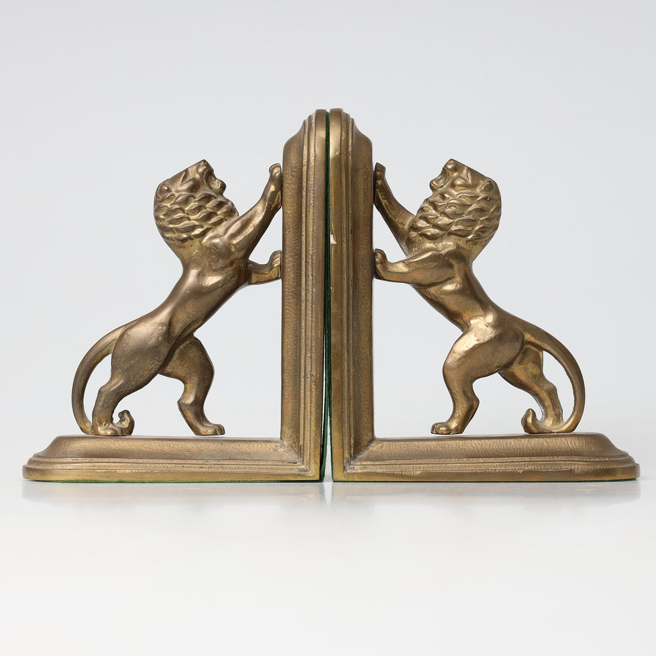 2 Buchstützen, Messing, verziert mit Löwen.