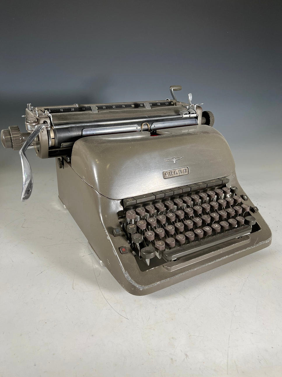 Antike Schreibmaschine von ADLER.