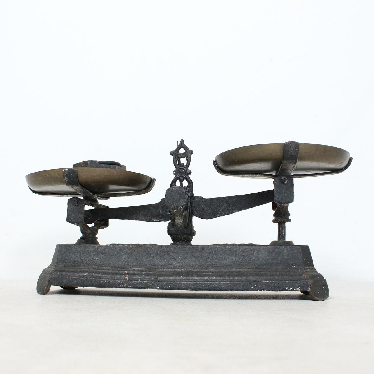 Scale, metal, incl. weight (1kg).