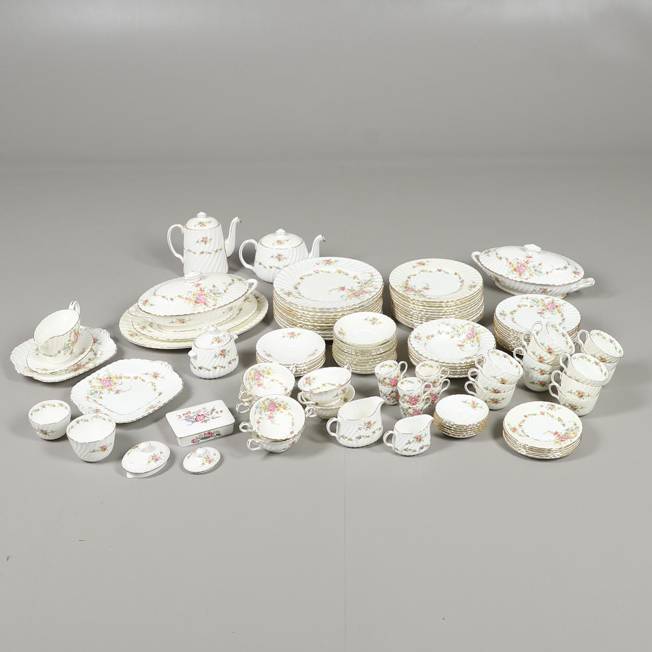 A LARGE FLORAL PATTERNED MINTON LORRAINE TEA SERVICE.