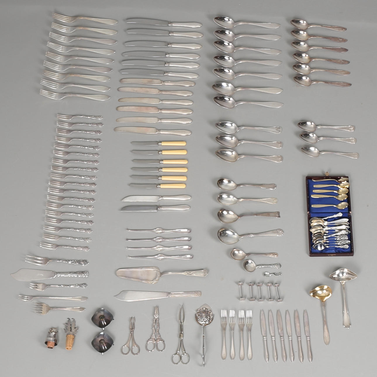 PARTI NYSILVER, ca 120 delar.