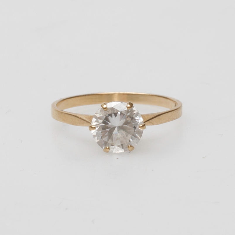 RING, 18k guld med syntetisk sten, total vikt ca. 1,8 gram.