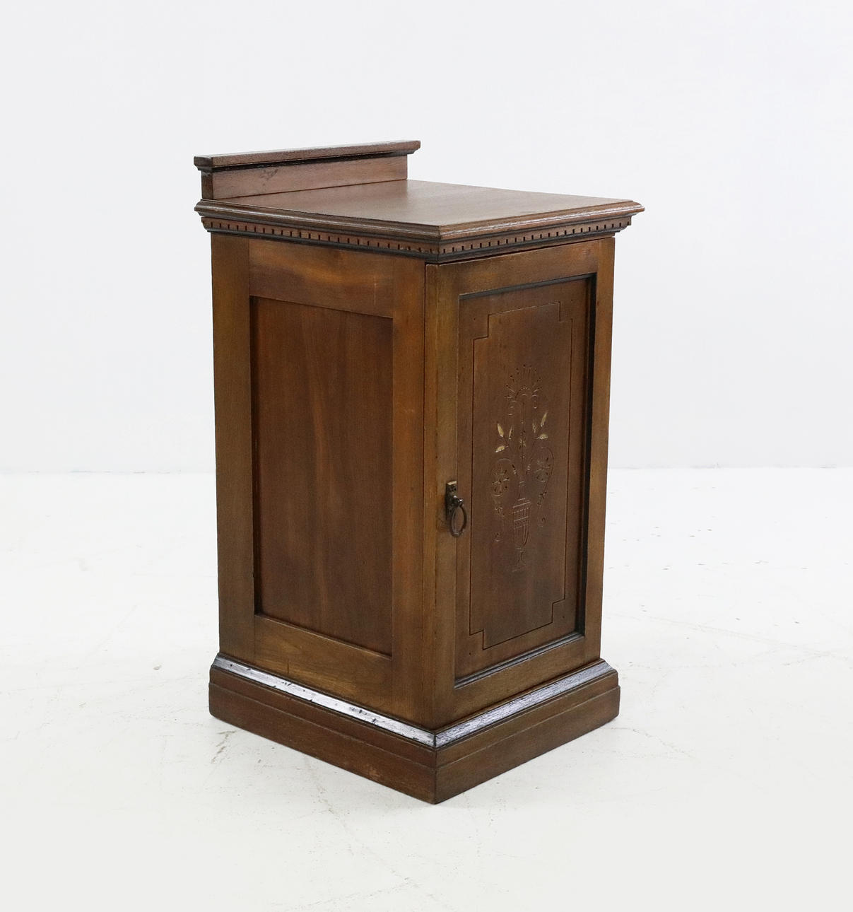 SÄNGBORD, jugend, 1900-tal.