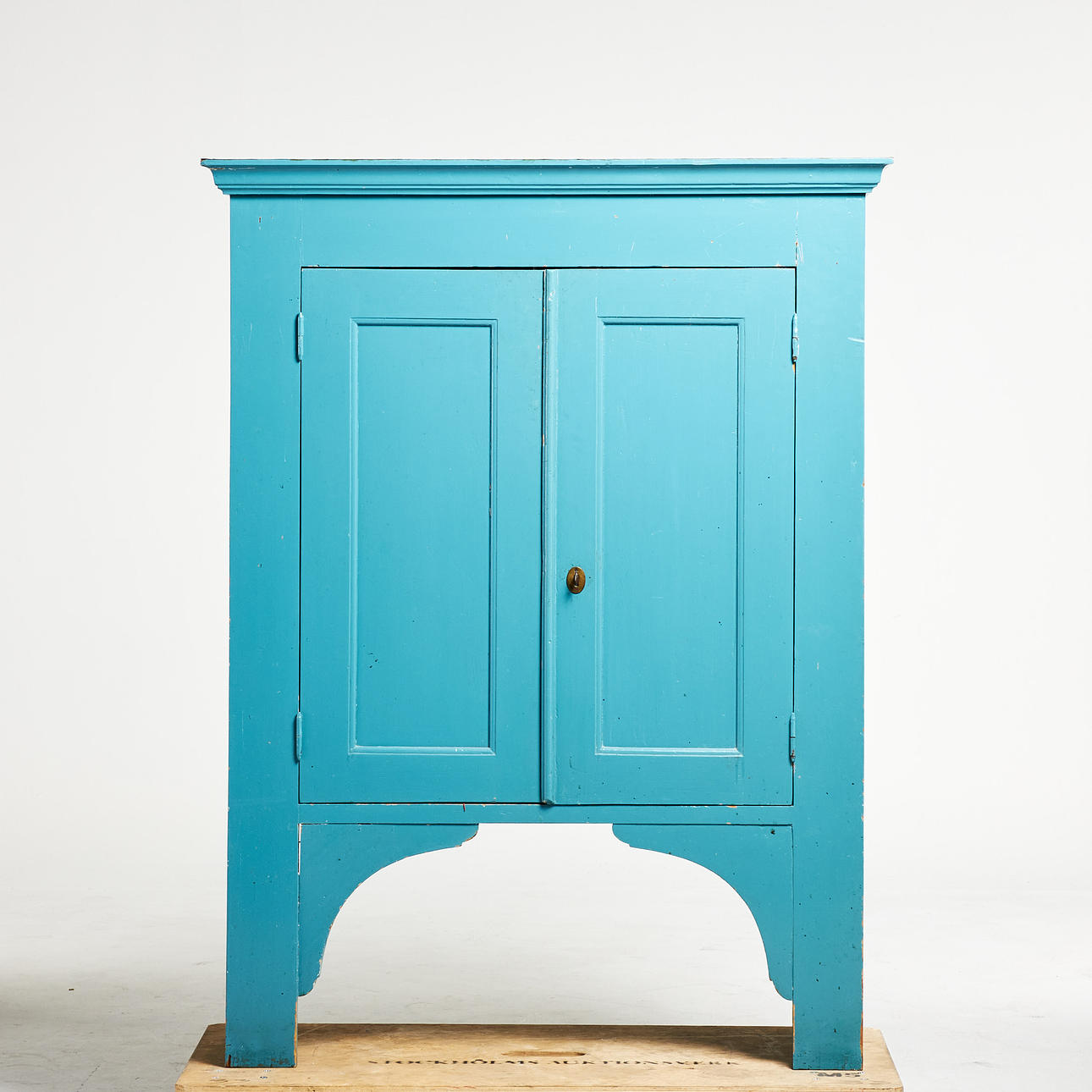 SKÅP, 1900-talets första hälft, bemålat blått.