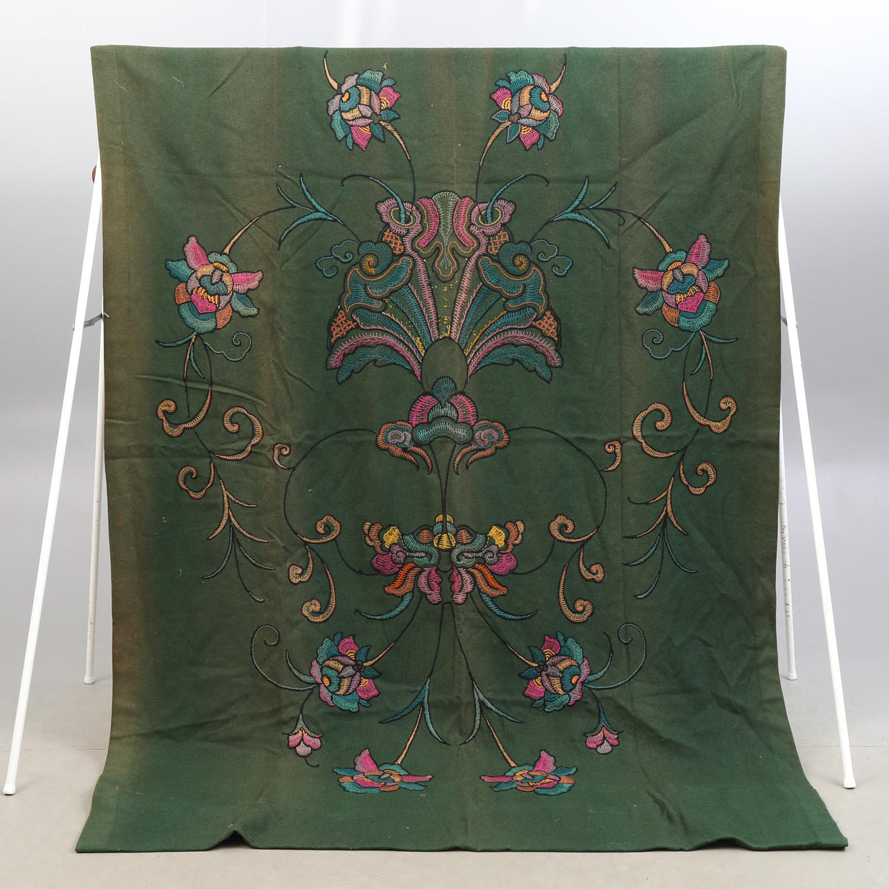 TAPIZ BORDADO A MANO.