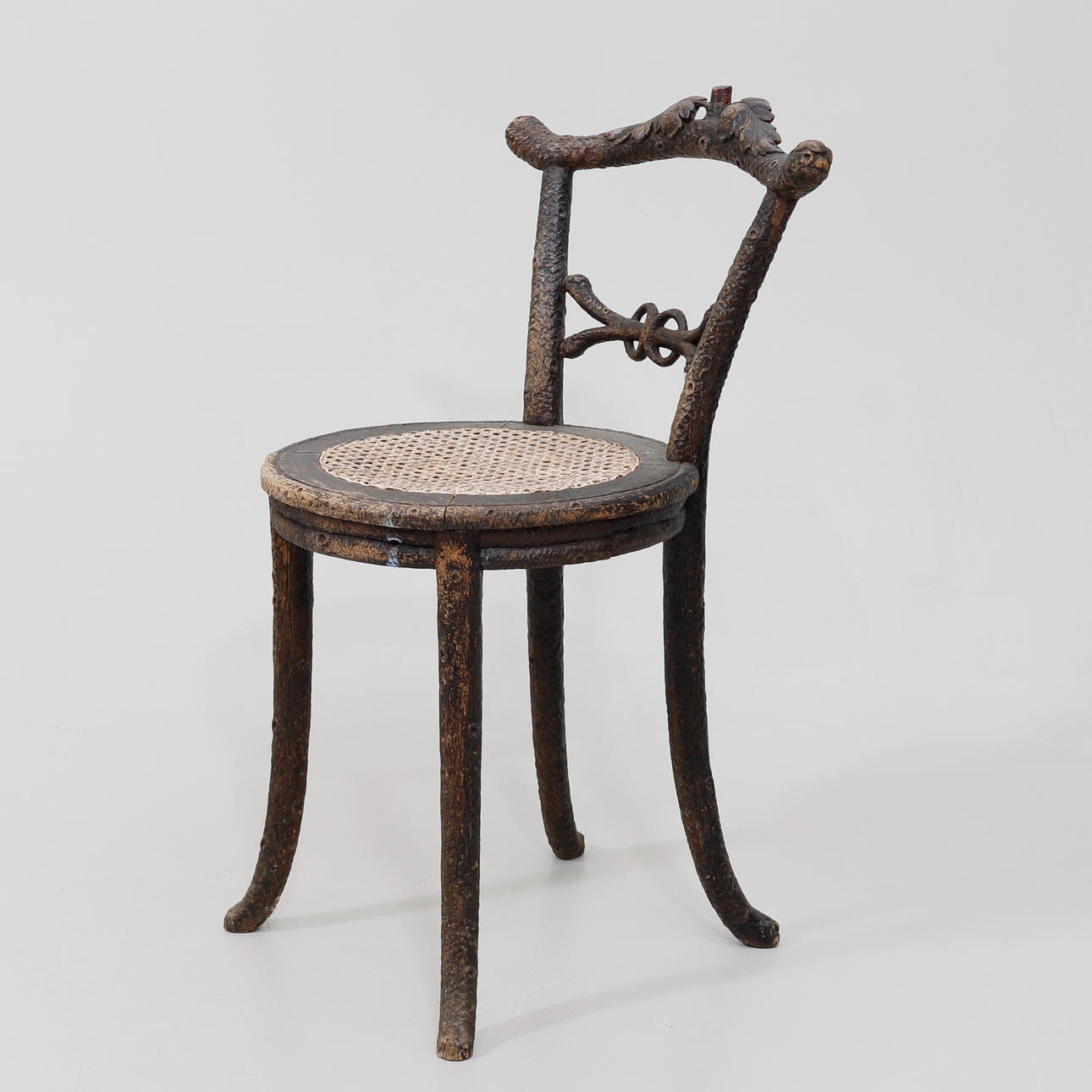 SILLA de madera tallada, primera mitad del siglo XX.