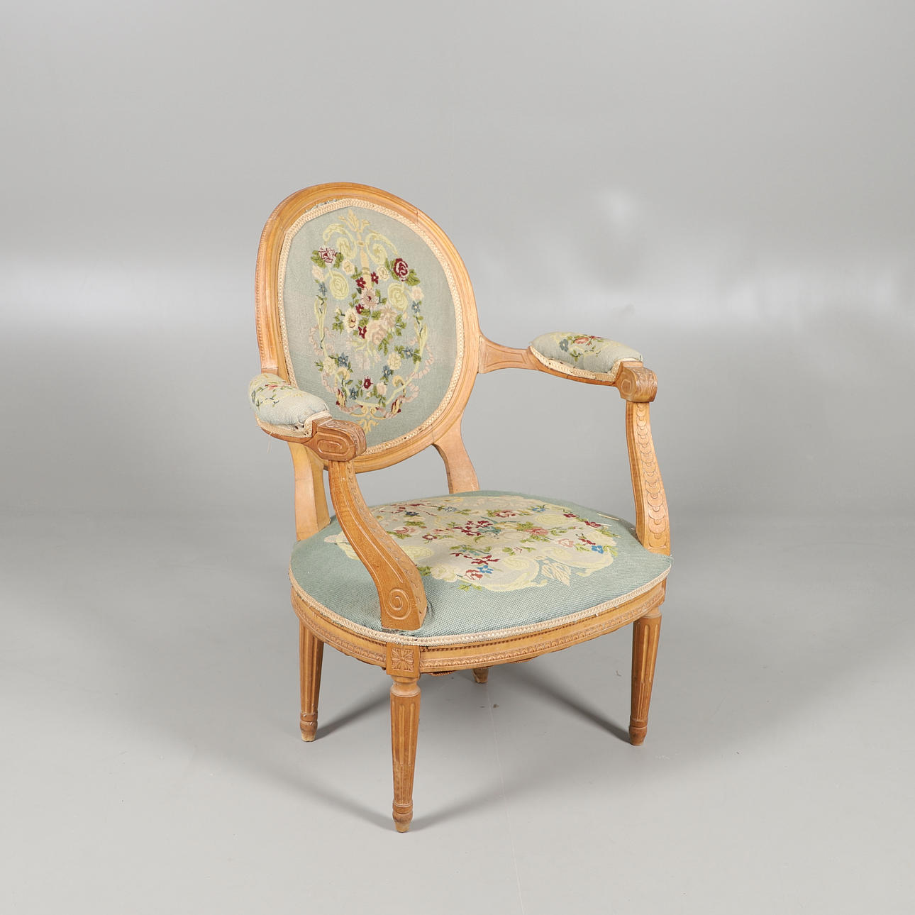 EIN GESCHNITZTER SITZSTUHL MIT BLUMENGEWEBE.