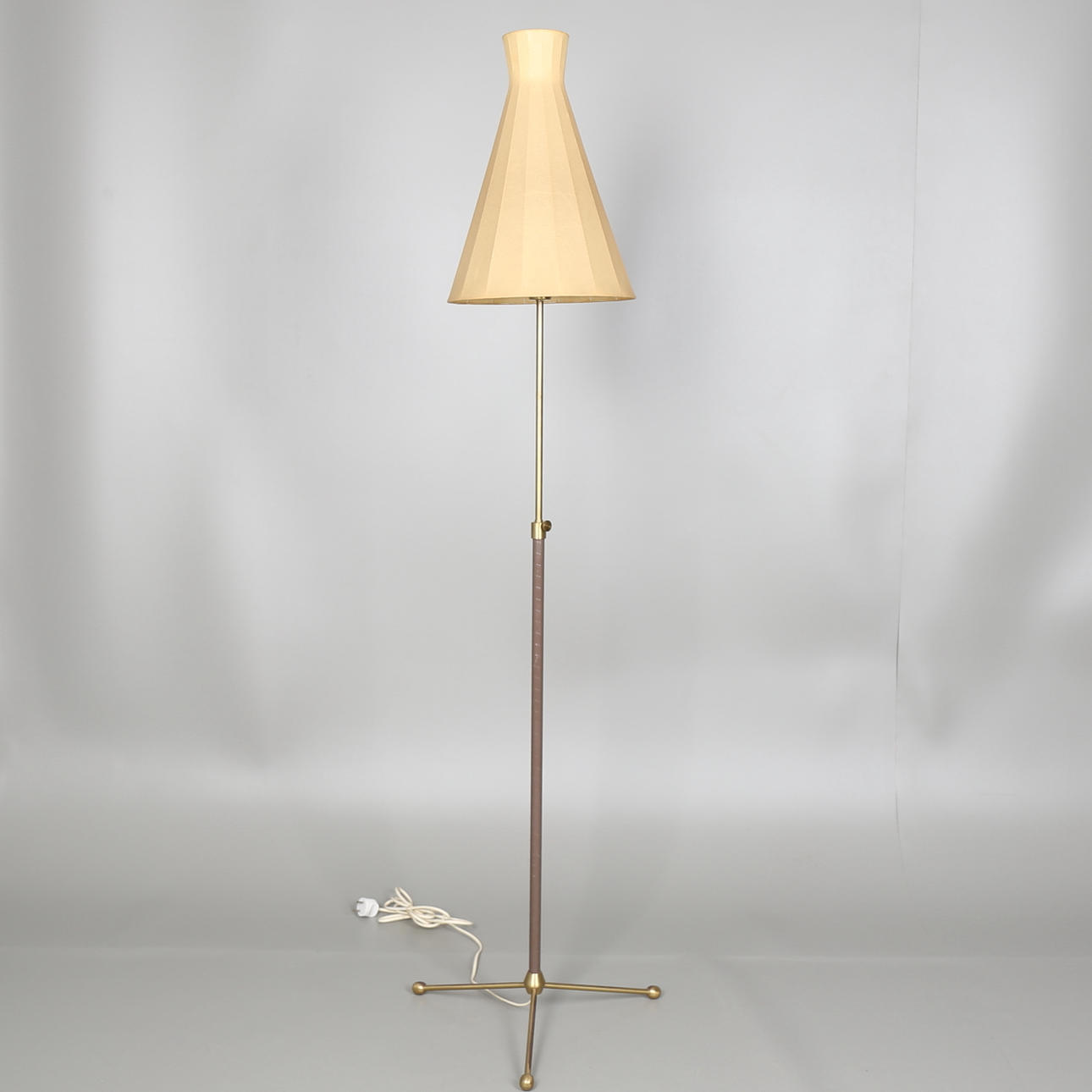 GOLVLAMPA i mässing, Hans Bergström, Ateljé Lyktan, 1900-talets mitt.