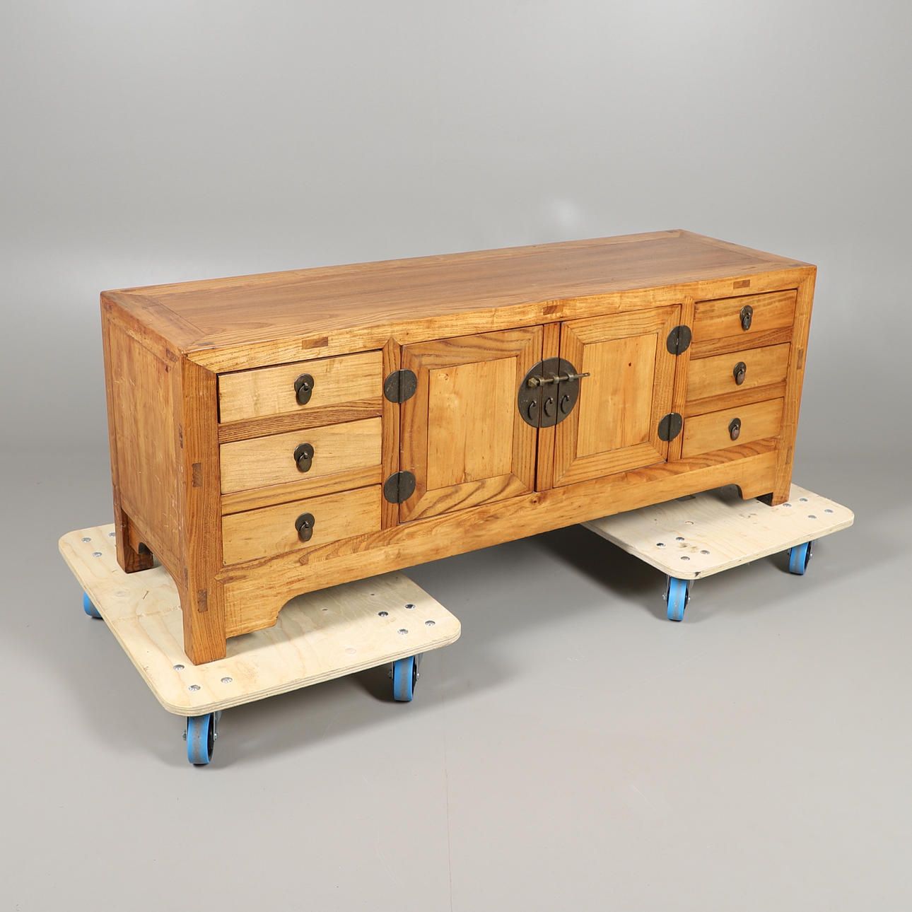 LÅGT KINESISKT SKÅP.