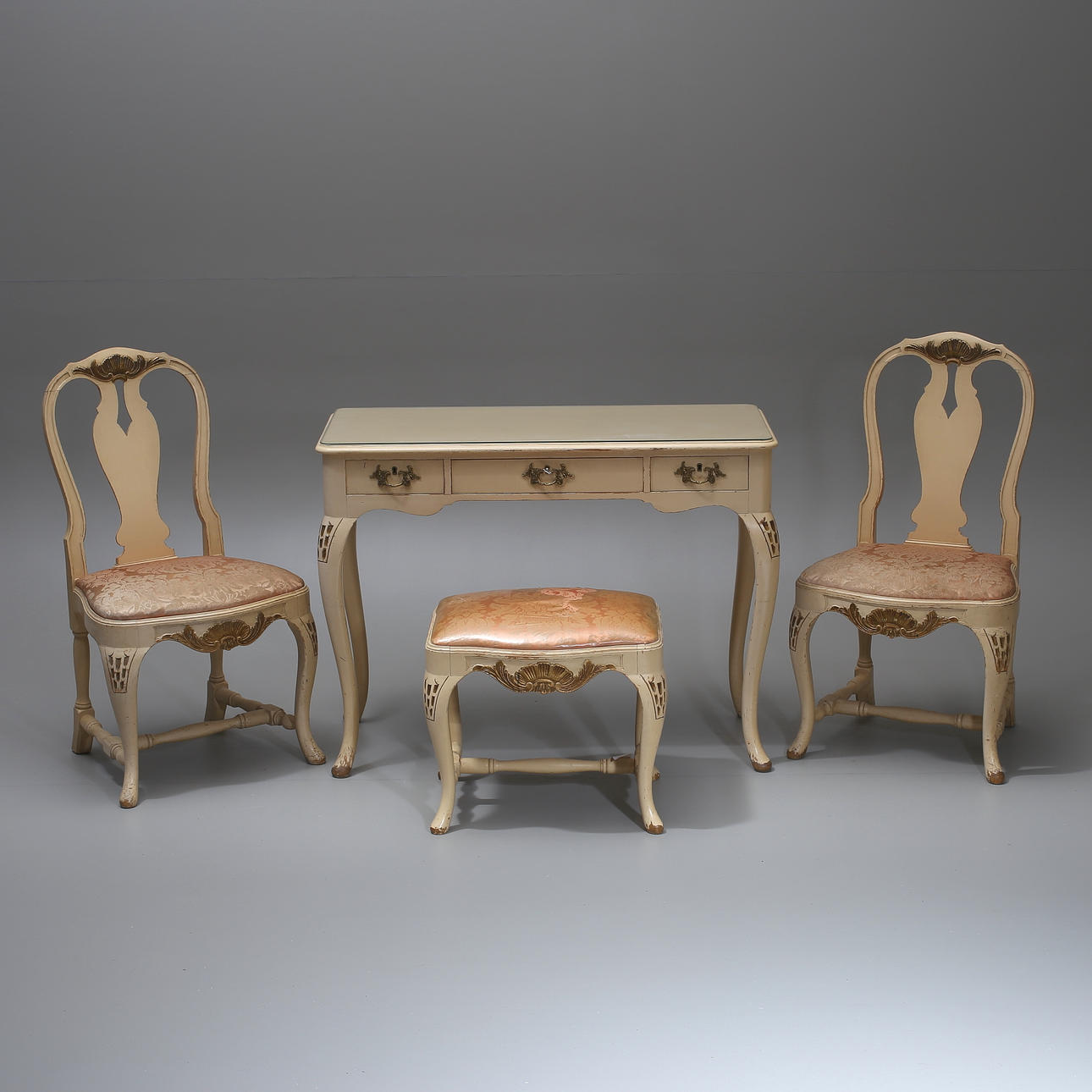 TOALETTBORD, TABURETT samt STOLAR, 2 st, rokokostil, 1900-tal.