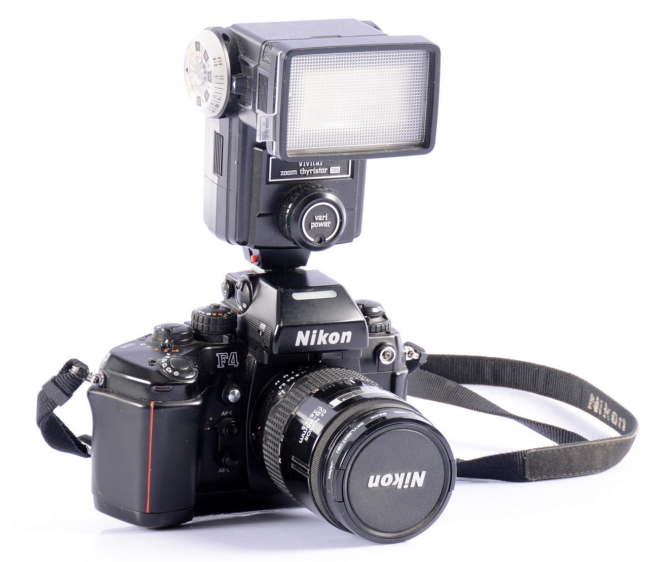 KAMERA NIKON, med blixt.