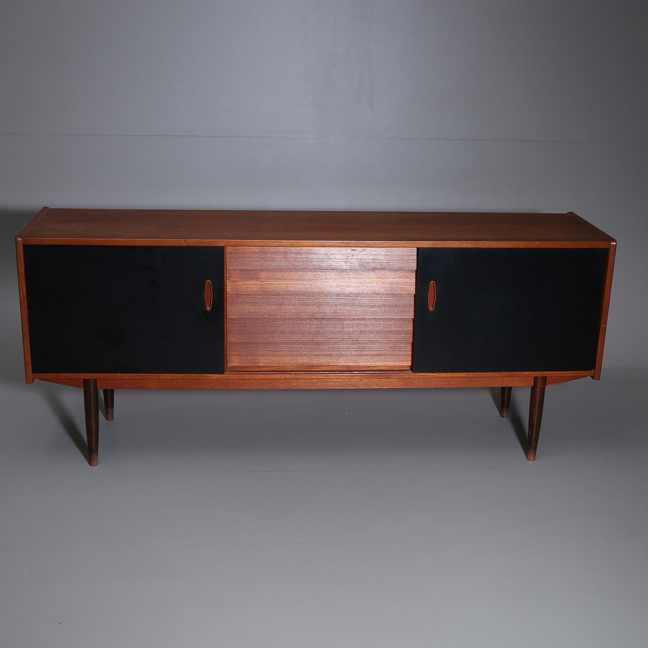 SIDEBOARD TEAK. 1950- tal.