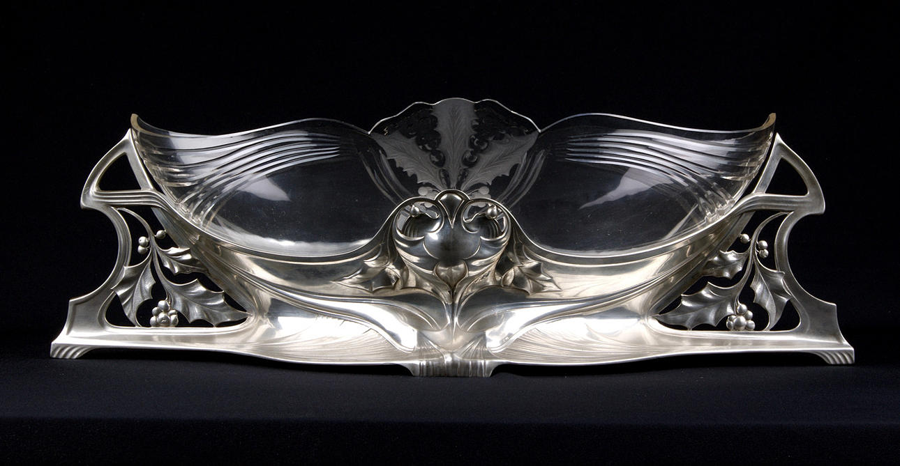STOR SKÅL MED GLASINSATS, silverpläterat tenn, Art Nouveau omkring 1910.