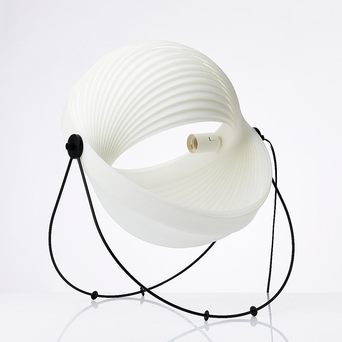 MAURICIO KLABIN. Gulvlampe, "Eclipse Floor", polyethylen, polypropylen og stål, moderne.